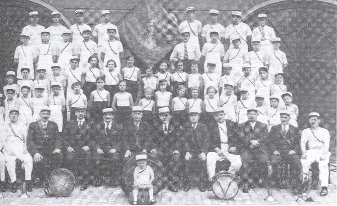 1935 Le comite, la clique et les gymna ste devant la caserne des pompiers