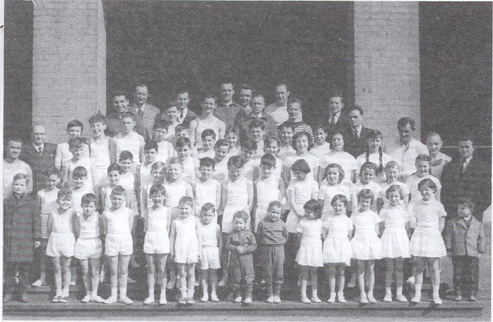 1962 Le comite les filles les garçons et quelques seniors